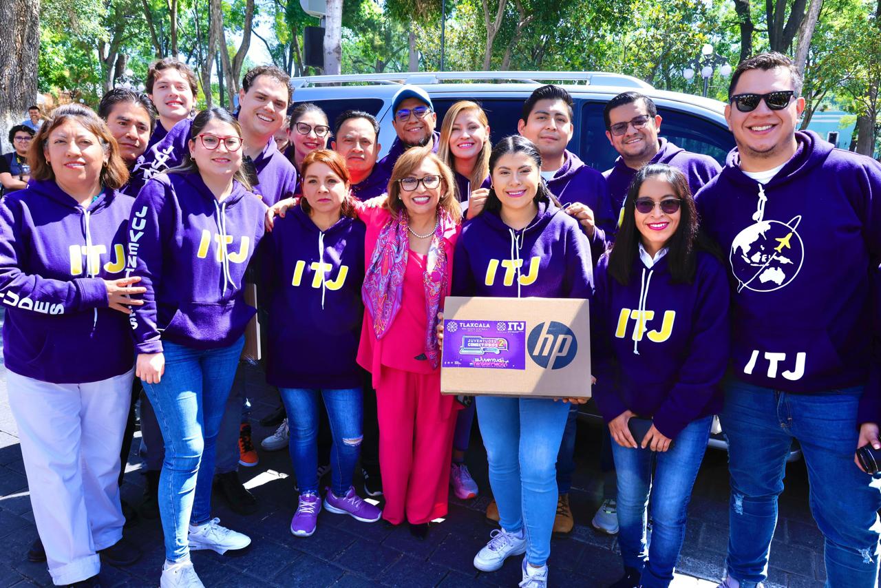 Entrega gobernadora laptops a universitarios con buen desempeño escolar